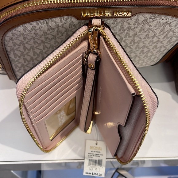 Michael Kors Jet Set Travel Large Flat Multifunction Phone Case Wristlet 
NWT - Picture 15 of 16